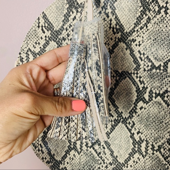 snake print round bag - Picture 2 of 5